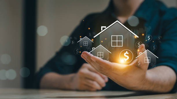 Asesoramiento inmobiliario con símbolos de inversión
